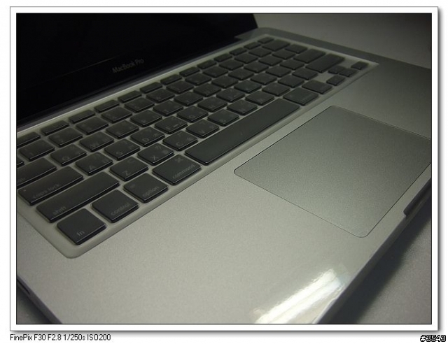 [分享] 13" Macbook Pro 包膜 + 保護袋