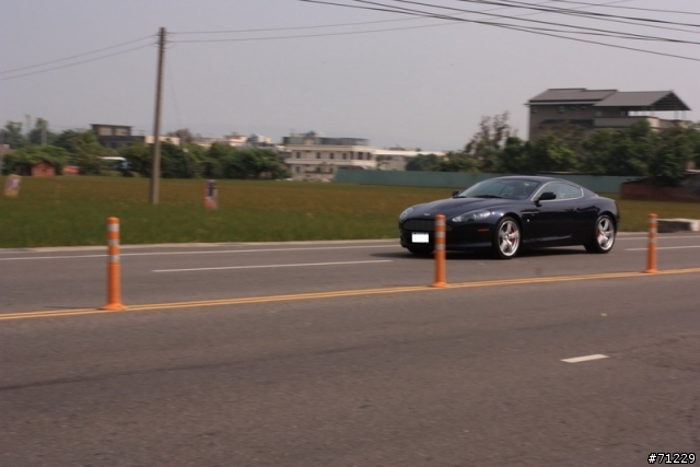 巧遇 Aston Martin DB9 .. ....圖多抱歉