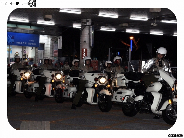 [附圖]巧遇憲兵車隊在加油