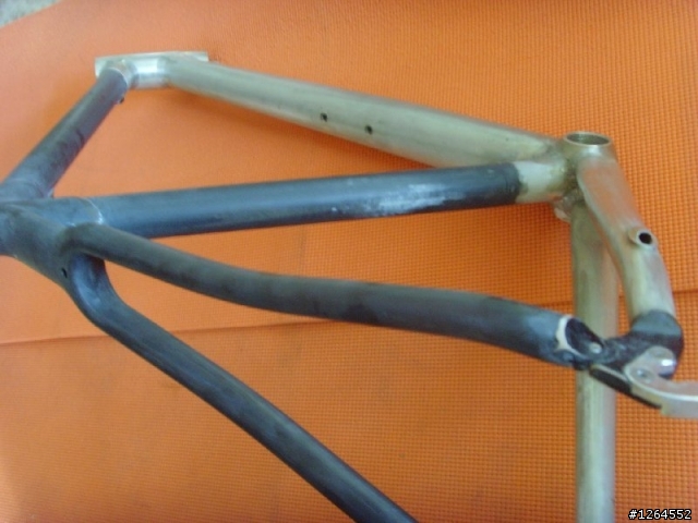  請問這車架是三鐵車架嗎?還是???