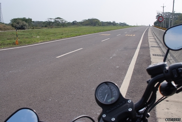 Daddy, I bought a Harley...... 哈雷 XL883 Iron 開箱....