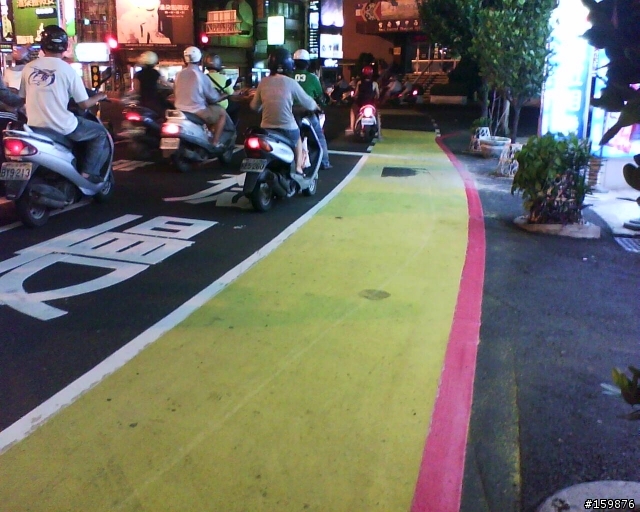 大家覺覺得台南市的自行車專用道~黃色區塊..有何感想呢?(更新照片)