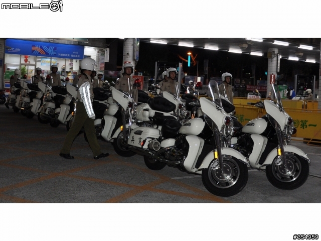 [附圖]巧遇憲兵車隊在加油