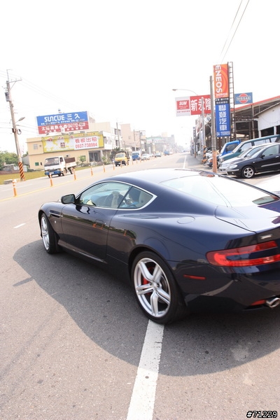 巧遇 Aston Martin DB9 .. ....圖多抱歉
