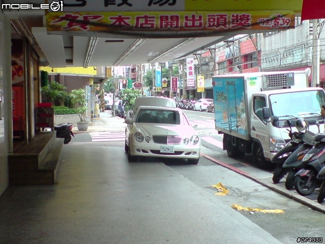 把車開到走道上卸貨.........（有照片）
