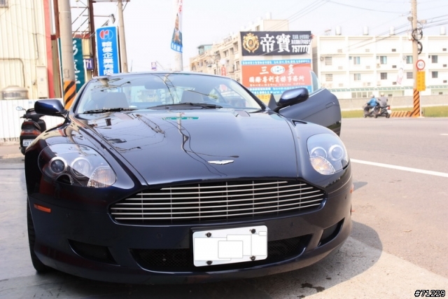 巧遇 Aston Martin DB9 .. ....圖多抱歉