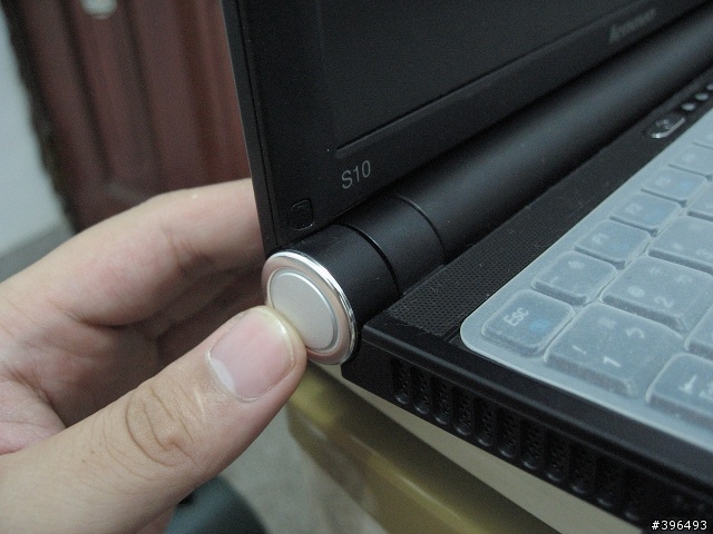 (請問)Lenovo S10有人跟我一樣左邊轉軸的部分會搖動的嗎？