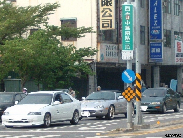 請問這台敞篷車是‧‧‧？