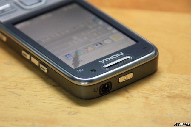 給大家參考  NOKIA E52 爆裂螢幕!!  慘!!