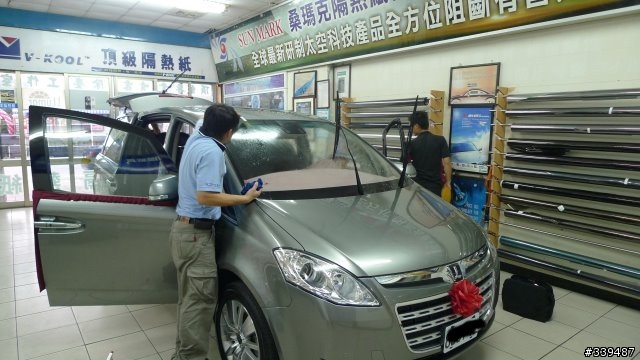<11/03補數位天線照片>LUXGEN 簡單交車開箱及貼隔熱紙 之有圖有真相