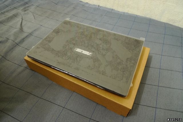 [開箱] 華碩UL30A 黑色髪絲美型機 外觀分享