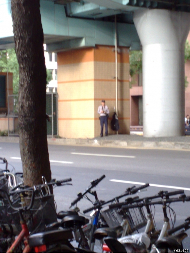 復興北路中山國中站前警察在拍機車走內車道