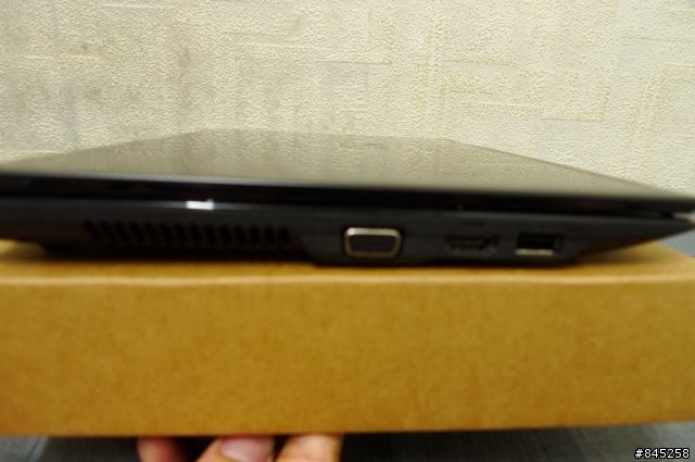 [開箱] 華碩UL30A 黑色髪絲美型機 外觀分享
