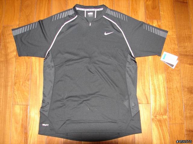 今天去買的 NIKE 短車衣~