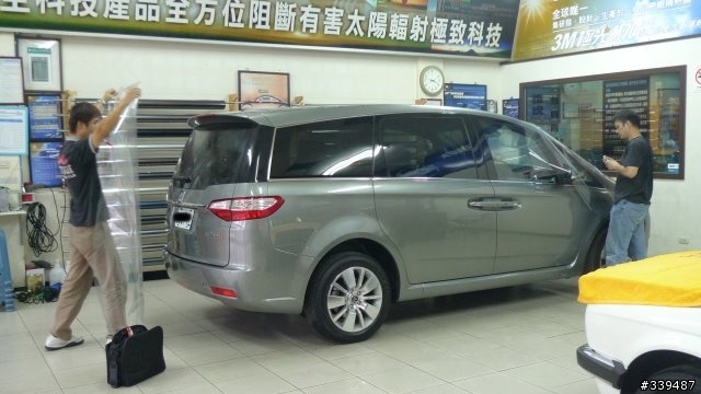 <11/03補數位天線照片>LUXGEN 簡單交車開箱及貼隔熱紙 之有圖有真相