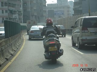 哦！黃牌已經開放上快速道路了嗎？
