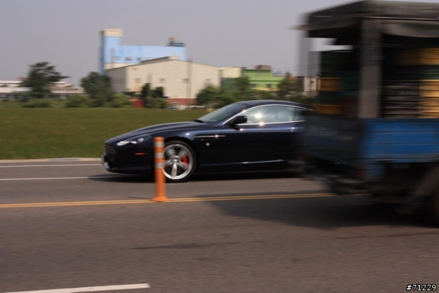巧遇 Aston Martin DB9 .. ....圖多抱歉