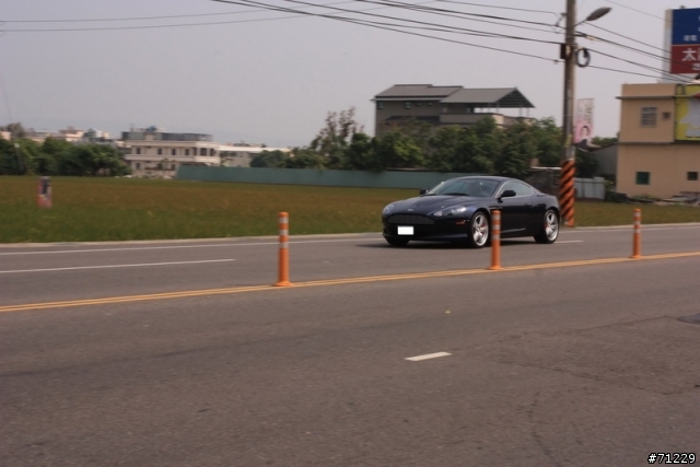 巧遇 Aston Martin DB9 .. ....圖多抱歉