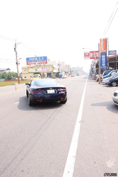 巧遇 Aston Martin DB9 .. ....圖多抱歉