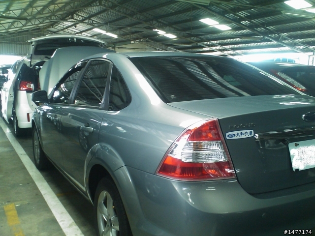 千呼萬喚始出來~偶遇~雷霆綠~還誤認為是鐵灰色~請笑納~~!!