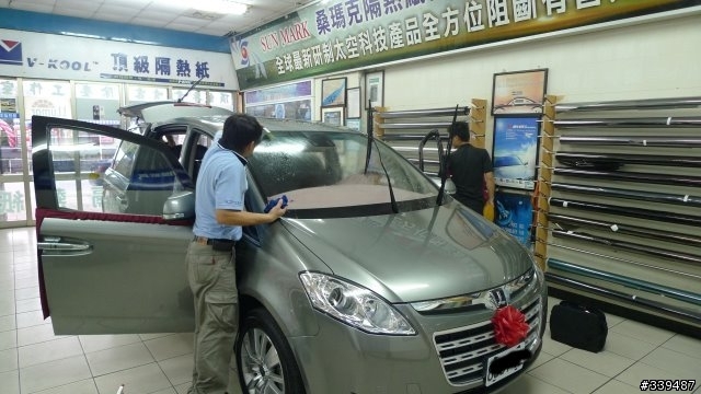 <11/03補數位天線照片>LUXGEN 簡單交車開箱及貼隔熱紙 之有圖有真相