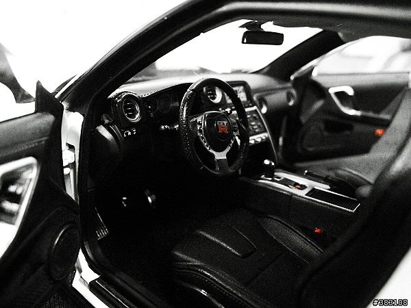 Kyosho 1:18 Nissan GT-R 開箱