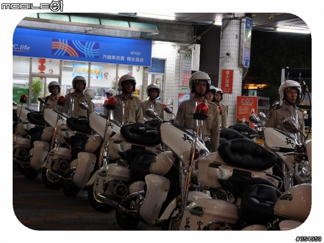 [附圖]巧遇憲兵車隊在加油