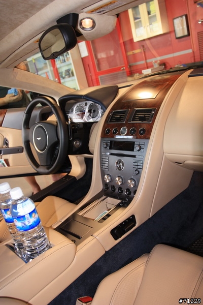 巧遇 Aston Martin DB9 .. ....圖多抱歉