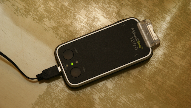 [開箱]三個願望一次滿足，iPhone外接電池-Richard Solo 1800