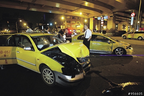 福特撞HONDA 福特車剛性果然讚