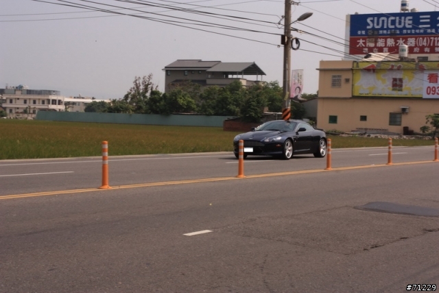 巧遇 Aston Martin DB9 .. ....圖多抱歉