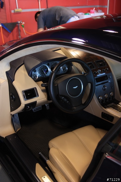 巧遇 Aston Martin DB9 .. ....圖多抱歉