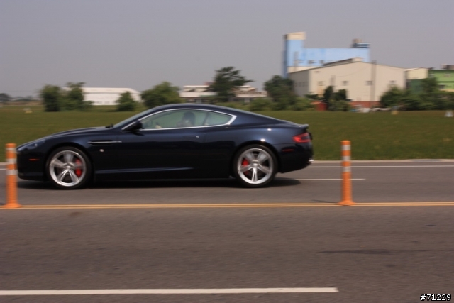 巧遇 Aston Martin DB9 .. ....圖多抱歉
