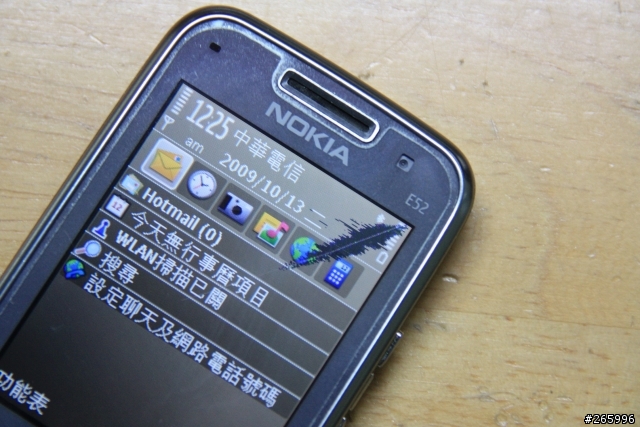 給大家參考  NOKIA E52 爆裂螢幕!!  慘!!
