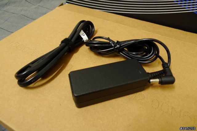 [開箱] 華碩UL30A 黑色髪絲美型機 外觀分享