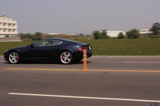 巧遇 Aston Martin DB9 .. ....圖多抱歉