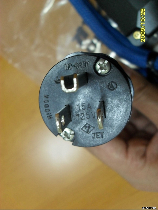 我在上海買的 Oyaide OCB- EXs 電源拖板