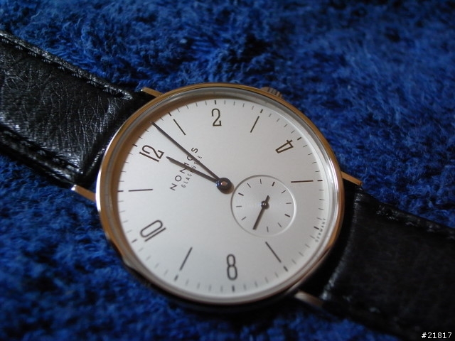 極簡 經典 充滿包浩斯(Bauhaus)元素的 NOMOS TANGENTE