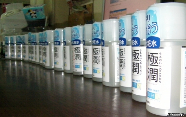 好用！ロート製薬ハダラボ極潤保湿化粧水日本樂敦製藥 肌研(Rhoto hada-labo) 極潤保濕化妝水 補充，面膜使用後....