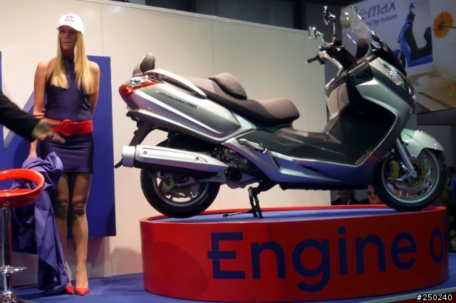 "新FIGHTER發表"  09 EICMA (感謝KTFFTP大大)