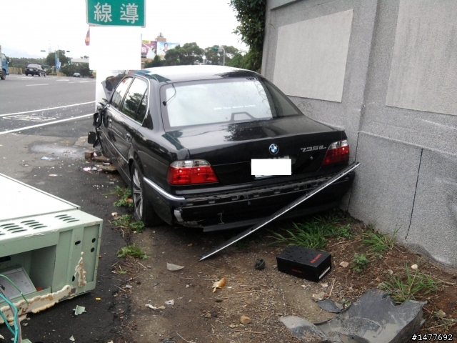 屹立不搖的路燈  VS 沒打開的 氣囊
