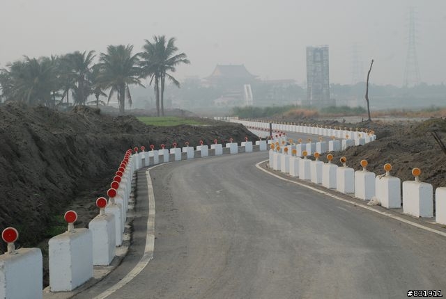 [分享]屏東縣高屏溪左岸綠色廊道--萬丹堤防及萬新吊橋工程(最新消息2/10完工)