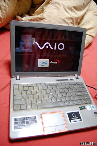 SONY VAIO C25 螢幕出現紅藍色線條且無法正常開機