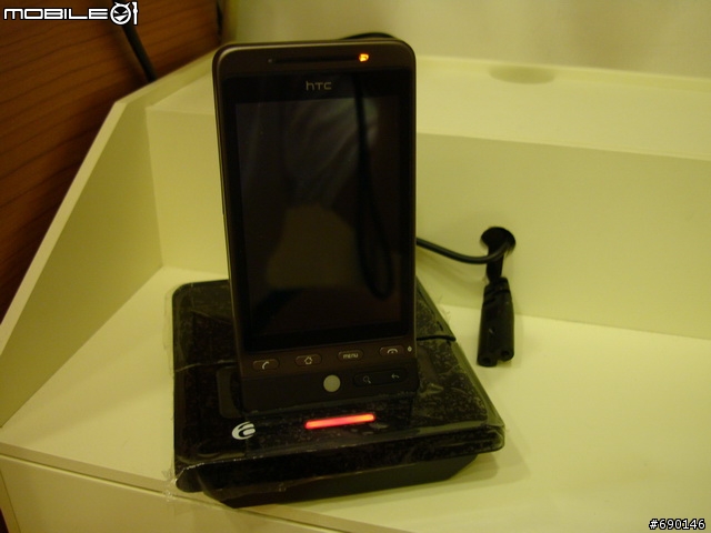 [開箱]HTC Hero專用鏡面多功能傳輸座充