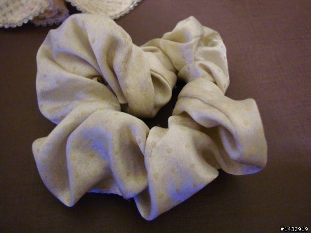 不知不覺就買了一堆白色髮飾~~~~