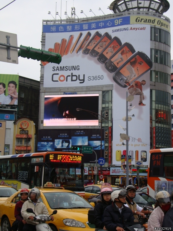 西門町被corby廣告淹沒了...