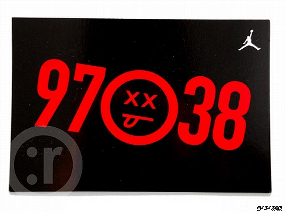 想請問最近有購買Air Jordan XII Retro "Flu Game"的大大們，鞋盒中有鞋卡嗎？