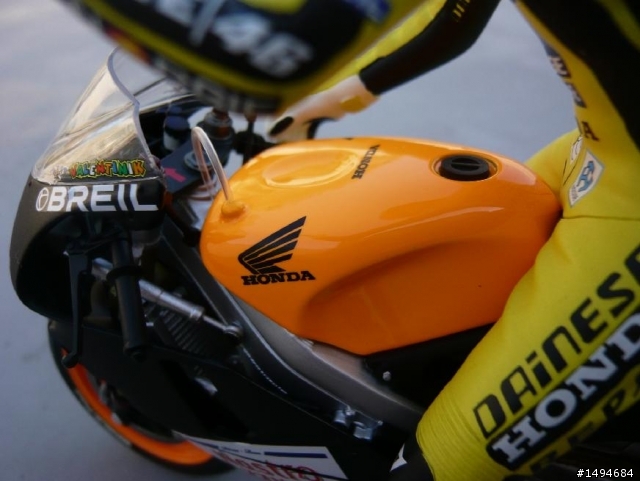 模型車收藏分享[012-Minichamps, 1/12, 小飛俠 Rossi, Moto GP 機車]