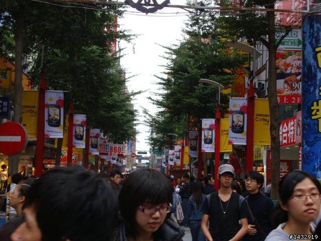 西門町被corby廣告淹沒了...