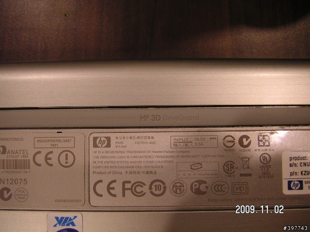 HP 2133 背面HP 3D DriveGuard 膠條的膠滲出來了